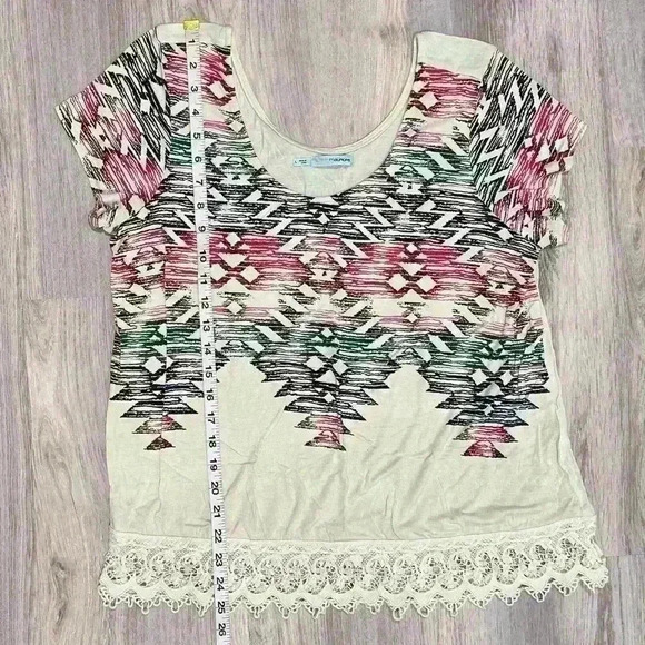 Maurices Abstract Aztec Print Short Sleeve Shirt Scoop Neck Lace Trim Top Size L - Picture 6 of 7